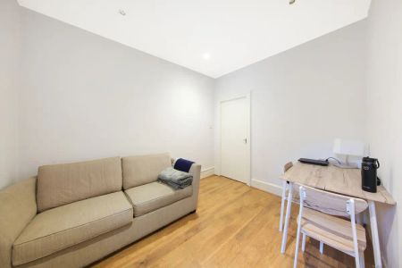 2 bedroom flat in London - Photo 5