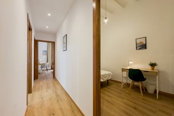 Cozy room in Avinyó street - Photo 1