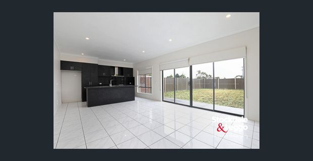 SPACIOUS 3-BEDROOM TOWNHOME IN PRIME LOCATION - Photo 1