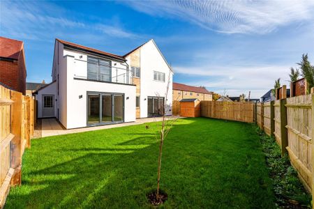 5 bedroom detached house to rent - Photo 3