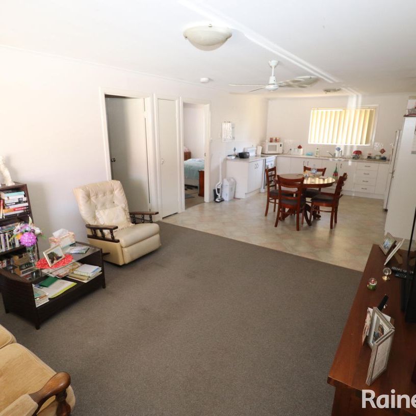 Tidy Unit Close to Town - Photo 1