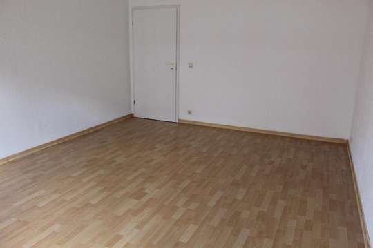 Einbauküche möglich! - Preiswerte, zentrumsnahe, große 2 Raum-Wohnung, WG geeignet mit Tageslicht... - Foto 1