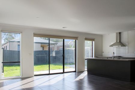 THREE BEDROOM HOME CLOSE TO PUBLIC TRANSPORT - Photo 4