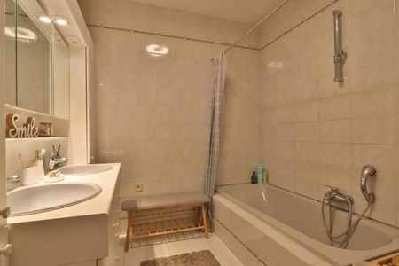 Zeer ruim 2 - slaapkamer appartement met garage en terras te huur in centrum Beveren! - Photo 4