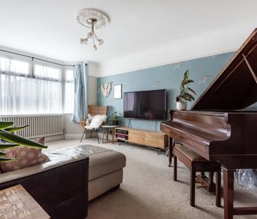 4 Bed Semi-Detached House, Warren Avenue, SO16 - Photo 1