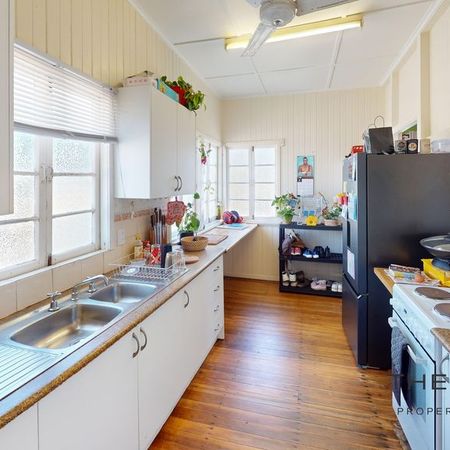 Comfortable High-Set Living - Photo 4