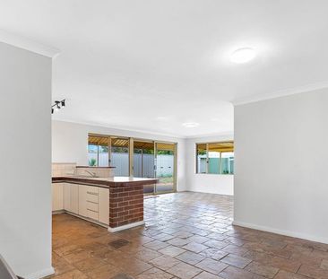 16 Daley Close, Atwell WA 6164 - Photo 5