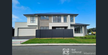 Park front 4-bedroom family home in the Heart of Colebee - Walk to Shops - Photo 2