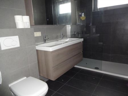 - Sint-Niklaas – Rustig gelegen appartement met 2 slaapkamers, terras, en garage - Photo 3