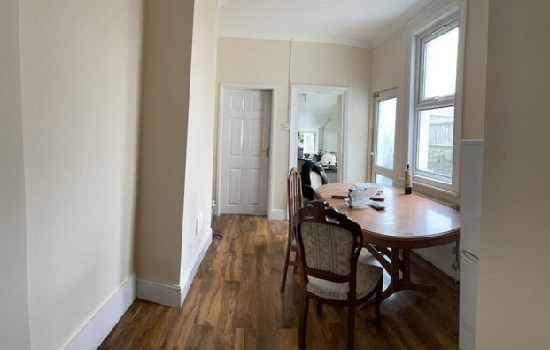 1 bedroom in a house share to rent - Photo 1