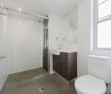 Central, Modern & Secure Apartment - Photo 6