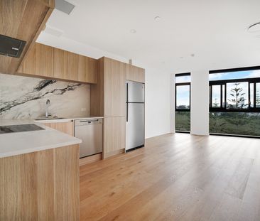 Easy Modern Living in Takapuna - Photo 3