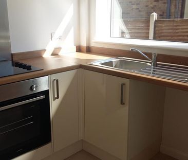 2 bedroom semi-detached bungalow to rent - Photo 2