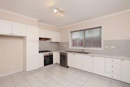 Spacious Townhouse Living! - Photo 3