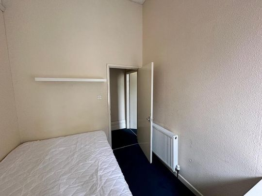 4 bedroom flat to rent - Photo 1