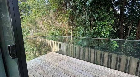 Spacious modern family home with private balcony - Photo 5