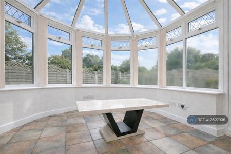 4 bedroom detached house to rent - Photo 4