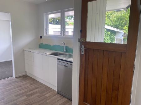 Renovated 3-Bedroom Home with double garage - Photo 5