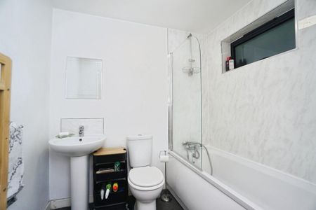 1 bedroom Flat To Let - Photo 2