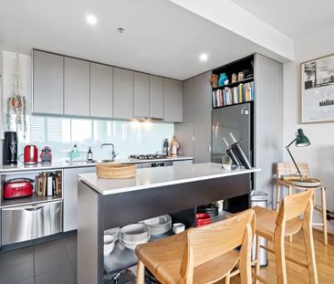 Bright and Spacious Elsternwick Apartment with Solar Power & Batter... - Photo 3