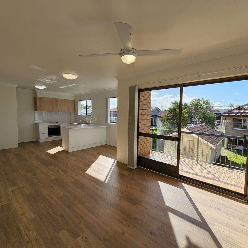 Renovated! Spacious! Walk to everything! - Photo 1