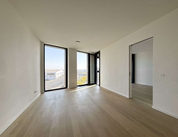HIGH SIDE LIVING: 2-Zimmer im Residential Tower, mit Mainblick aus allen Fenstern - Photo 1