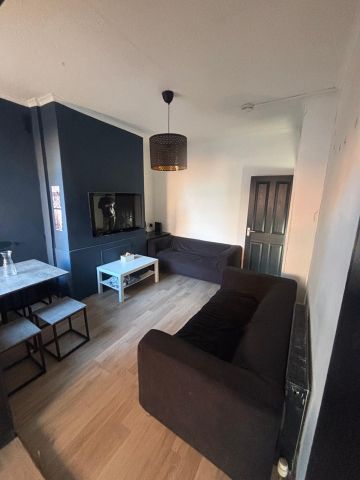 4 Bed Terraced House, Haydn Avenue, M14 - Photo 2