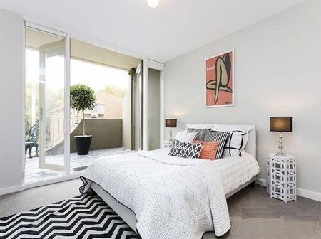 Spacious 90m2 Quiet First Floor 2 Bedrm 2 bathrm Apartment 200 meters from trams, Fitzroy St, and beach - Photo 4