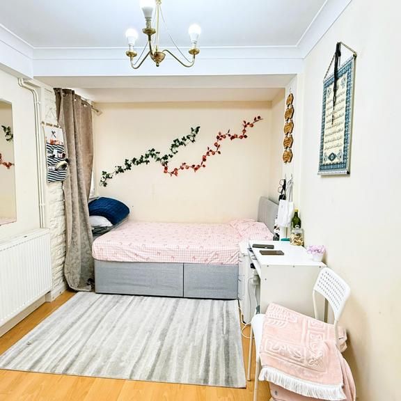 1 bedroom in a house share to rent - Photo 1