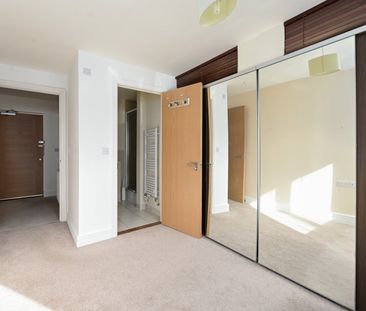 Bowes Road, Staines, Surrey, TW18 - Photo 6