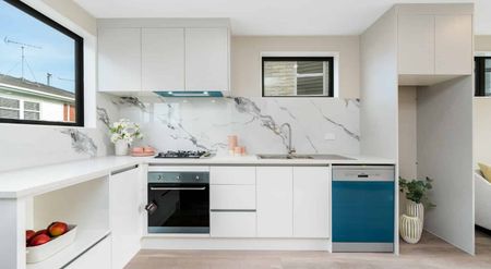 Spacious 3-Bedroom Townhouse with Private Garden - Photo 2