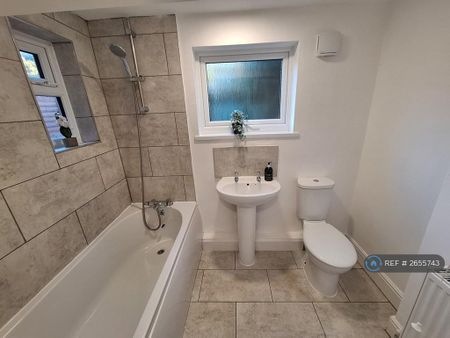 3 bedroom semi-detached house to rent - Photo 2