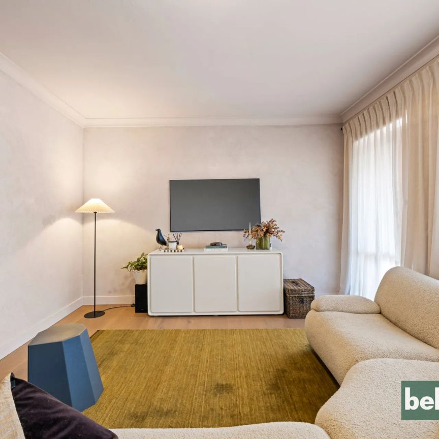 Stylish Top-Floor Apartment Offering Lifestyle & Convenience - Photo 1