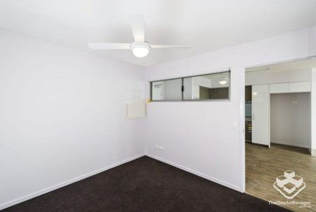 2 Bedroom 1 Bathroom Modern Apartment! Secure! - Photo 5