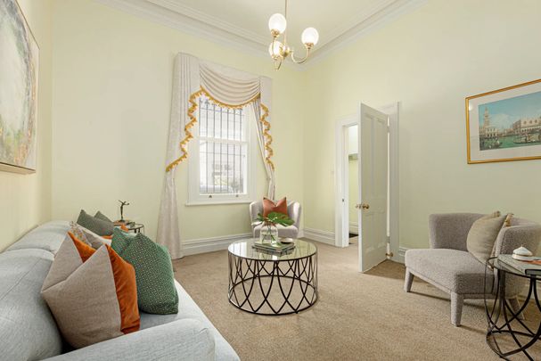 Charming Bluebell Cottage in Prestigious East Melbourne - Photo 1