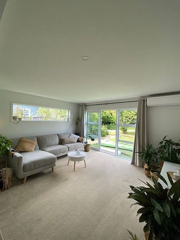 Modern 4BR Home - Heart of Paraparaumu - Photo 5