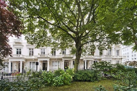 An attractive two bedroom flat is situated on the third floor of a period building with an elevator on one of Bayswater's most popular garden squares - Photo 4