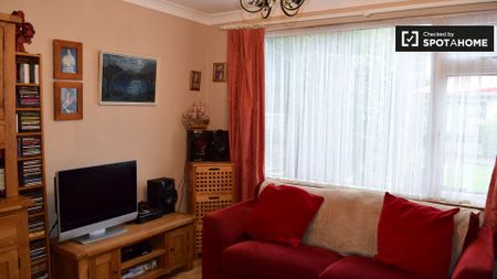 Sunny room in 4-bedroom apartment in Firhouse, Dublin - Photo 2