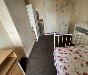 1 bedroom in a house share to rent - Photo 2