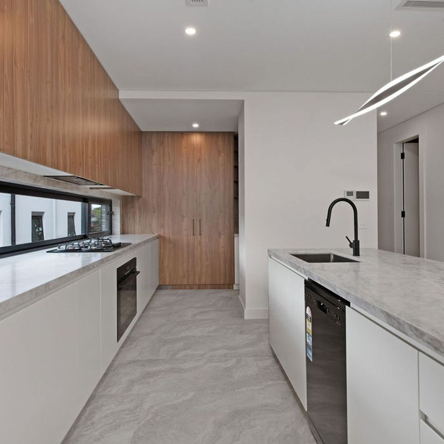Luxury Duplex - Resort-Style Living with Pool & Multiple Ensuites - Photo 1