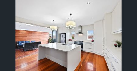 Immaculate Single Level Family Home - Photo 2