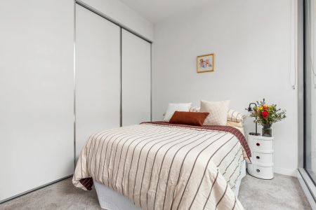 Peaceful Courtyard Retreat in a Vibrant Urban Setting - Photo 3