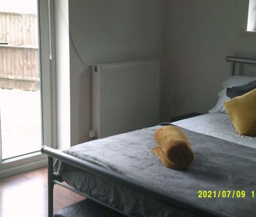 London Row Room 3 - Photo 3