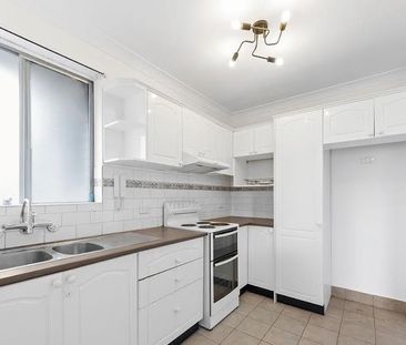 TWO BEDROOM APARTMENT CLOSE TO ALL AMENITIES OF LIVERPOOL! - Photo 2