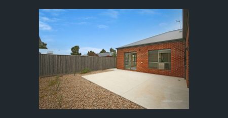 LARGE 3 BEDROOM, 2 BATHROOM HOME OPPOSITE BEAUTIFUL PARKLANDS - Photo 2