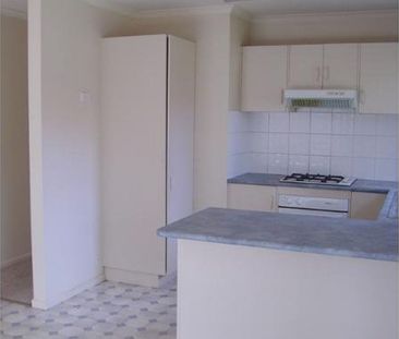 Beautiful Home - Three Bedrooms in Prime Location - Photo 3