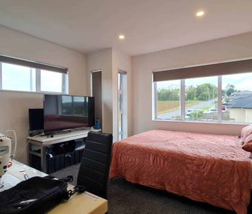 Near-New: Modern Family Living with a View - Photo 4