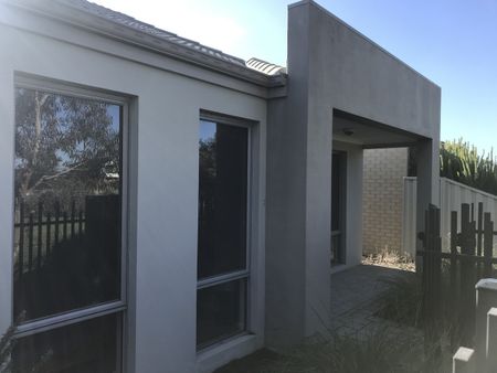 Spacious 4-Bedroom Home in Piara Waters - Photo 2