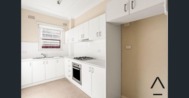 Bright & Breezy 1-Bedroom Apartment Just Steps from Bondi Beach - Photo 1