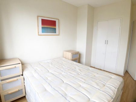 3 bedroom flat to rent - Photo 5